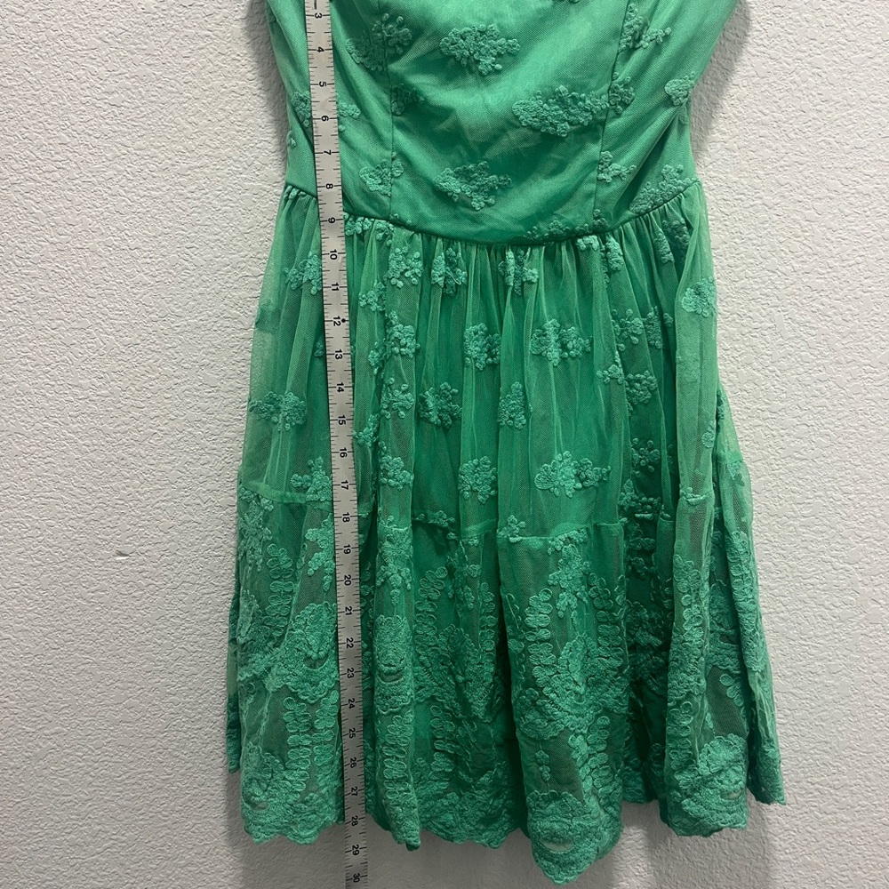 Green lace strapless dress. Size medium. Built in bra. country concert/wedding